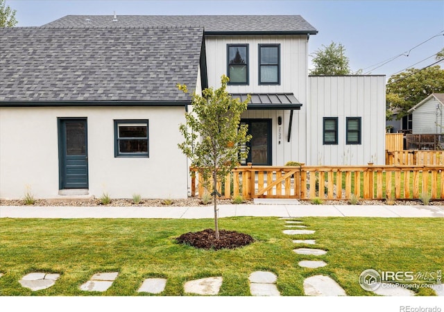 view of front facade with a front lawn