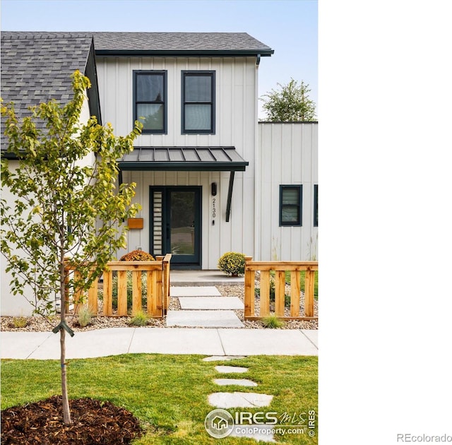 view of modern farmhouse style home