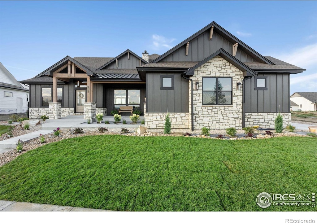 view of front of house with a front lawn