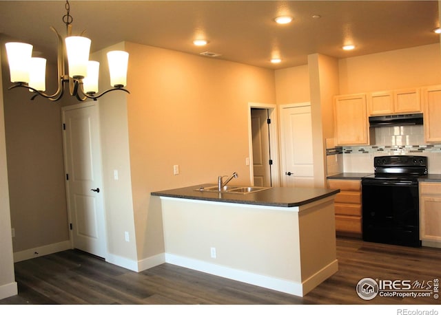 kitchen featuring decorative light fixtures, sink, backsplash, kitchen peninsula, and electric range