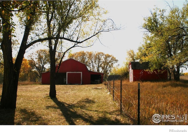 view of yard featuring an outdoor structure