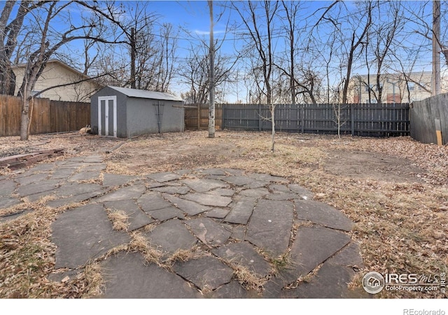 view of yard with a shed