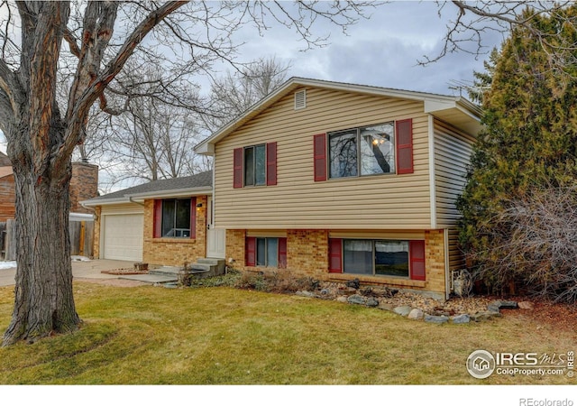 view of front of home featuring a garage and a front yard