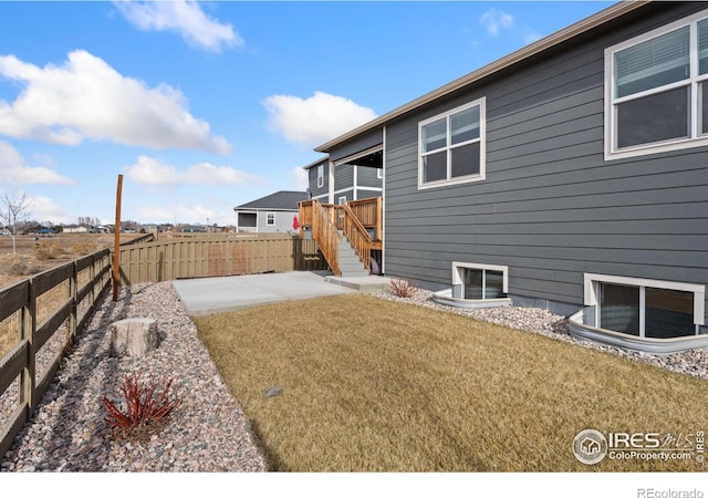 view of yard featuring a patio area