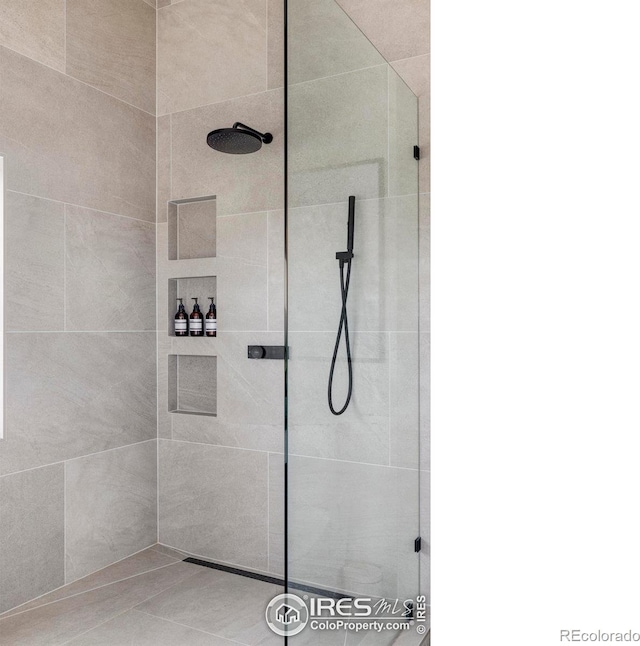 bathroom featuring a tile shower