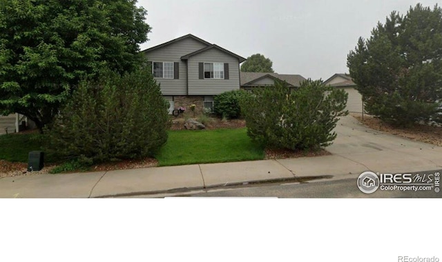 view of front of home featuring a front lawn