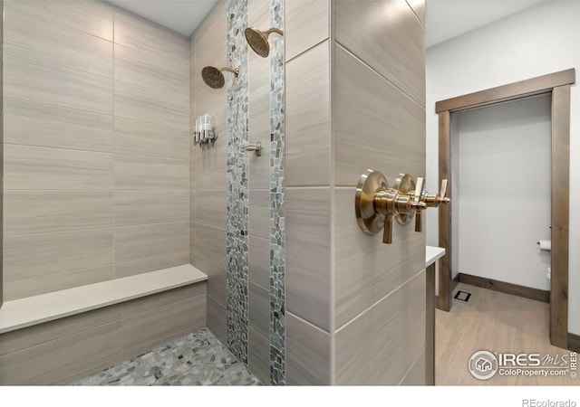 bathroom featuring a tile shower