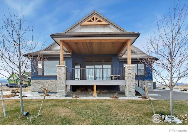 view of front of house featuring a front lawn