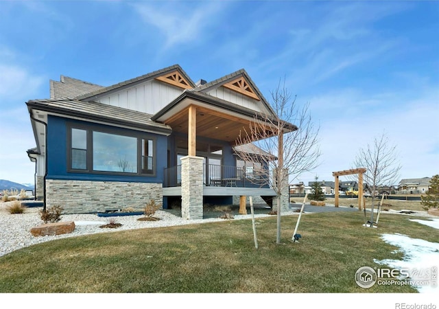 view of front of house with a front yard