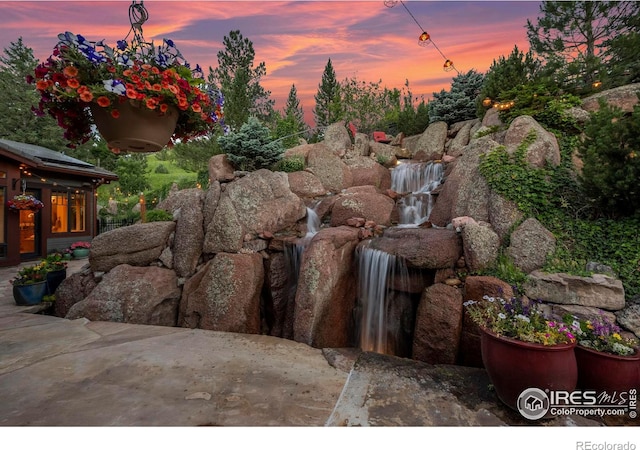 view of yard at dusk