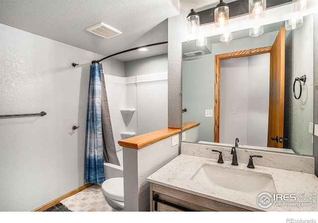 full bathroom featuring shower / tub combo with curtain, vanity, toilet, and a textured ceiling