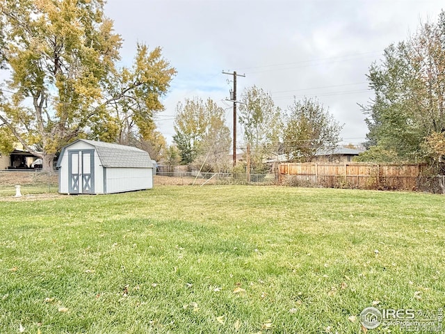 view of yard featuring a storage shed