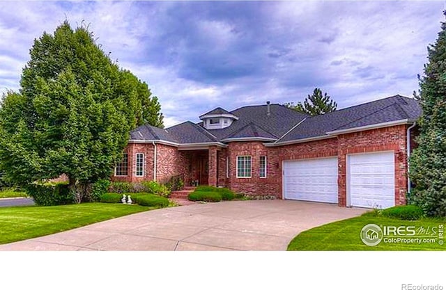 view of front facade featuring a garage and a front lawn