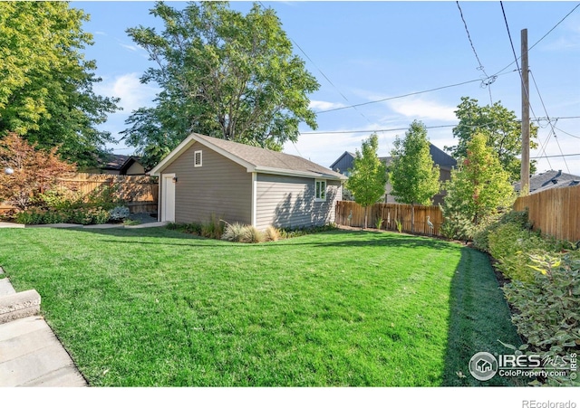 view of yard with an outbuilding