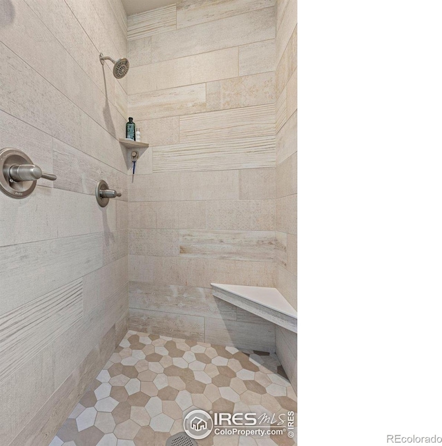 bathroom featuring tiled shower