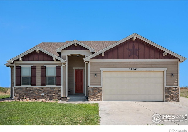 craftsman-style house featuring a garage and a front lawn