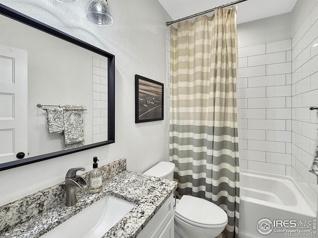 full bathroom featuring shower / tub combo with curtain, vanity, and toilet