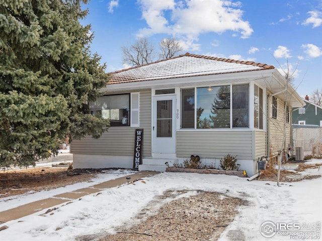 bungalow featuring cooling unit