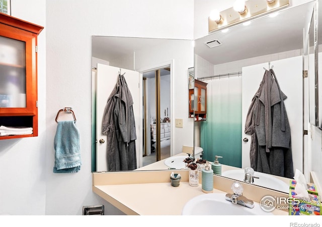 bathroom featuring a shower with curtain and vanity