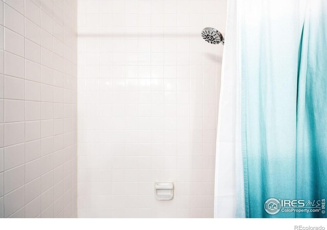 details featuring a shower with shower curtain