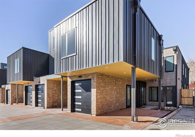 view of front facade featuring a garage