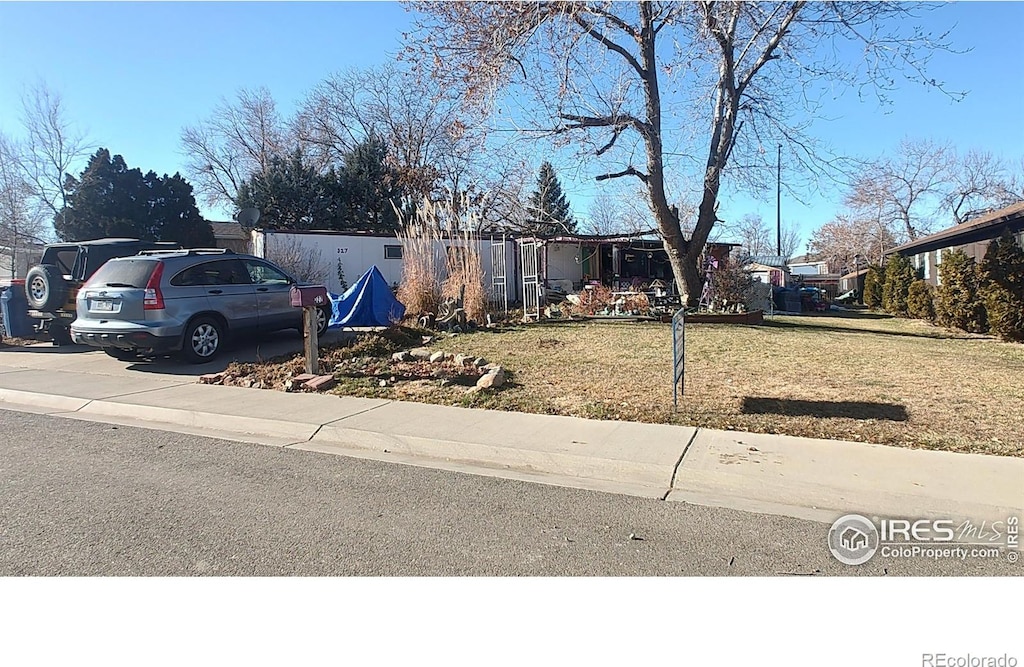 view of front of home featuring a front lawn