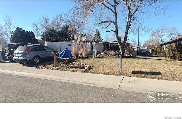 view of front of home featuring a front lawn