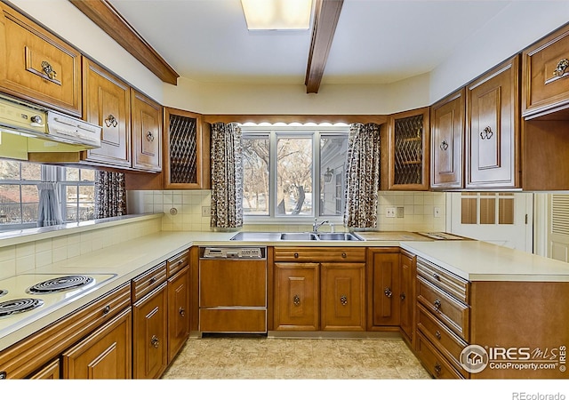 kitchen featuring white electric cooktop, sink, dishwashing machine, backsplash, and kitchen peninsula