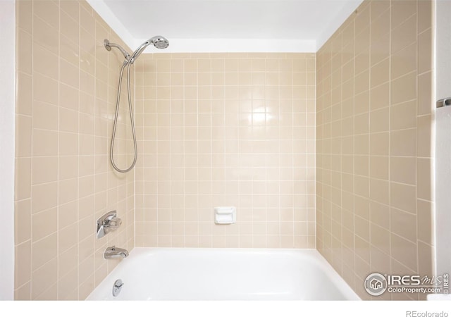 bathroom featuring tiled shower / bath