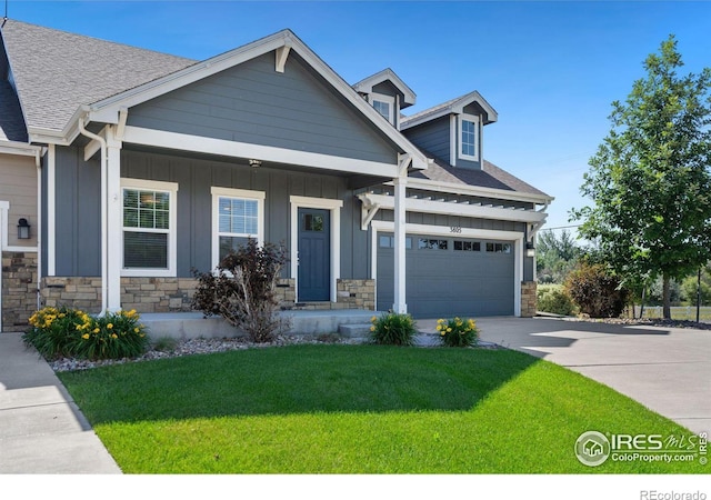 craftsman house with a garage, covered porch, and a front yard