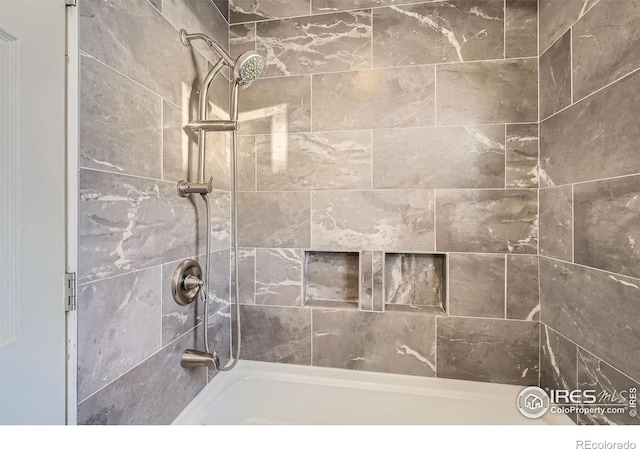 bathroom featuring tiled shower / bath combo