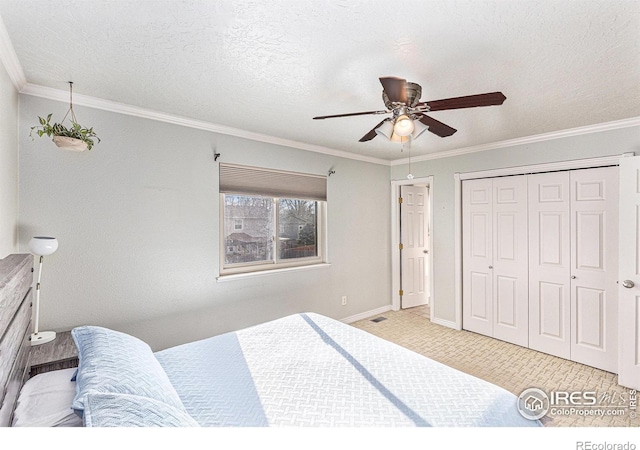 bedroom featuring ceiling fan, ornamental molding, a closet, and a textured ceiling