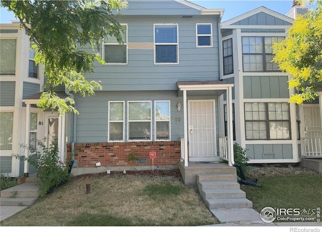 view of front of house featuring a front lawn