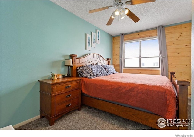 bedroom featuring light carpet, a textured ceiling, and ceiling fan