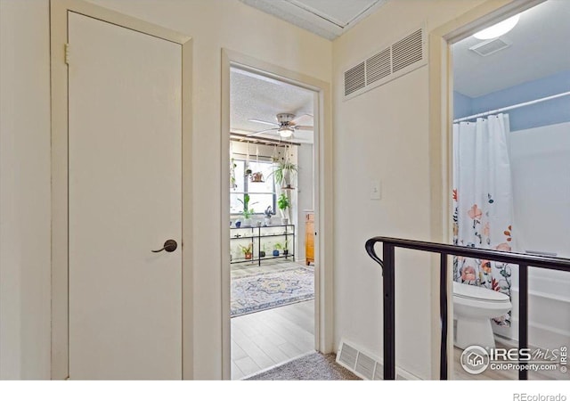 entryway featuring ceiling fan and a textured ceiling