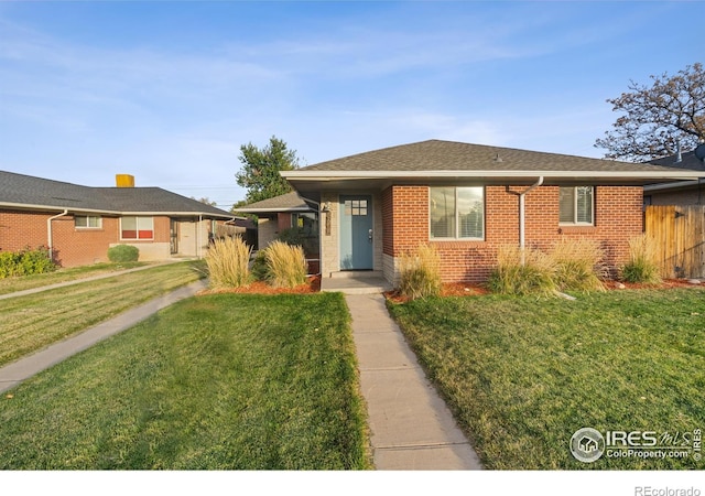 view of front of property featuring a front yard