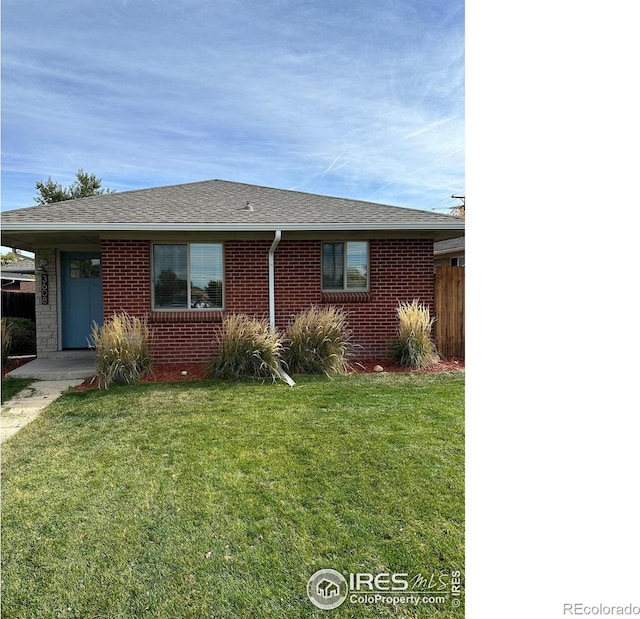 single story home featuring a front yard