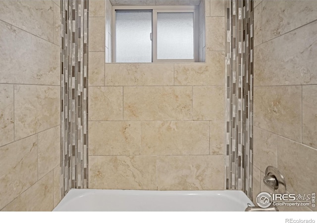 bathroom with tiled shower / bath