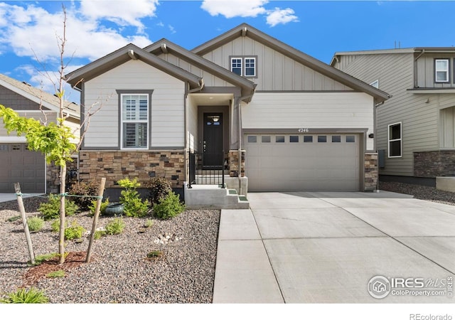 craftsman house featuring a garage