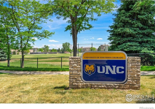 community sign with a lawn