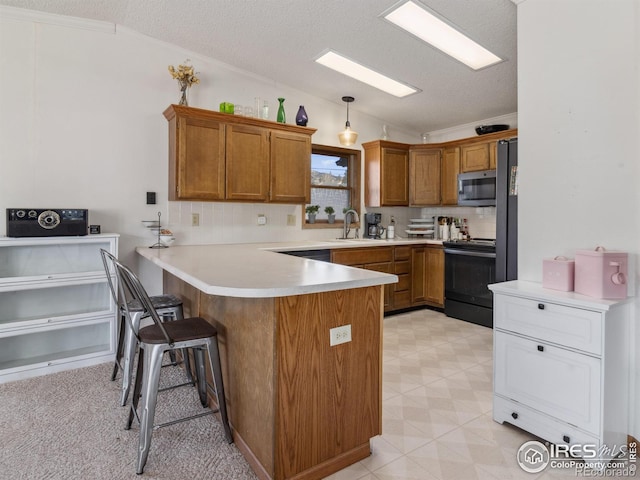 kitchen featuring lofted ceiling, electric range oven, pendant lighting, and kitchen peninsula