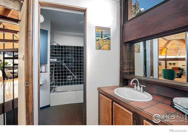 bathroom with vanity and tiled shower / bath