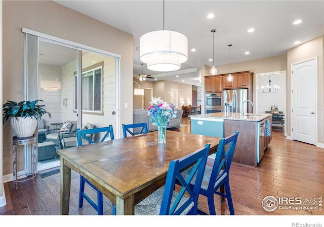 dining room featuring sink, dark hardwood / wood-style floors, and ceiling fan