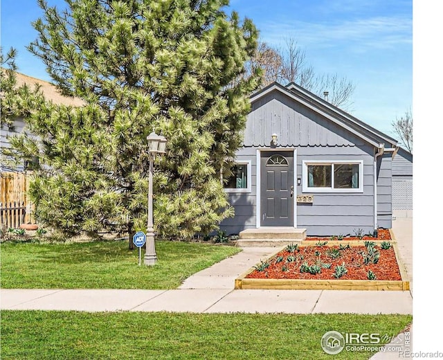 view of front of home featuring a front yard