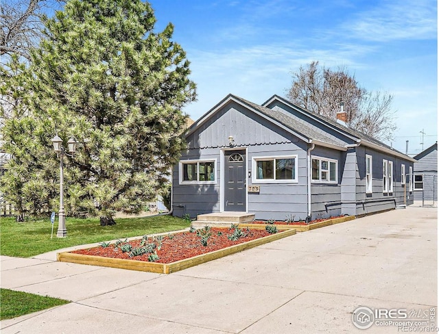 view of front of house with a front lawn