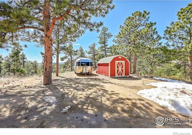 view of yard with a storage shed