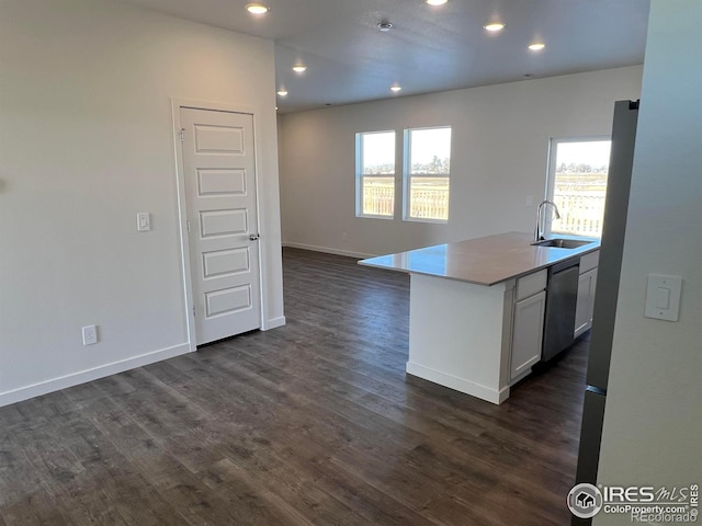 kitchen featuring sink, dark wood-type flooring, a kitchen island with sink, white cabinetry, and stainless steel dishwasher