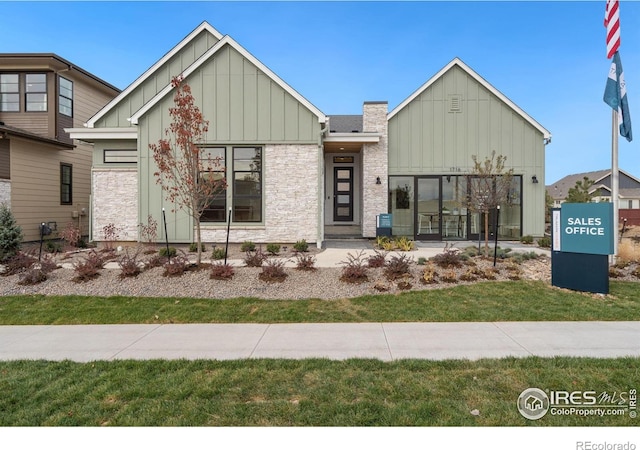 view of front of property with a front yard