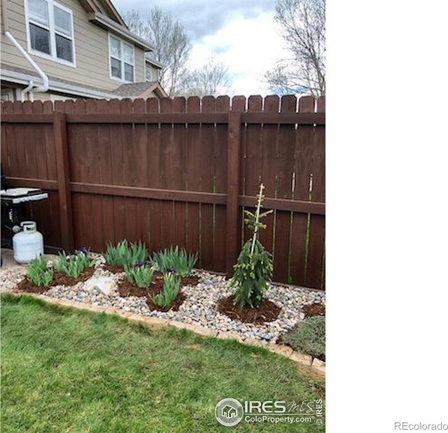 view of yard featuring fence