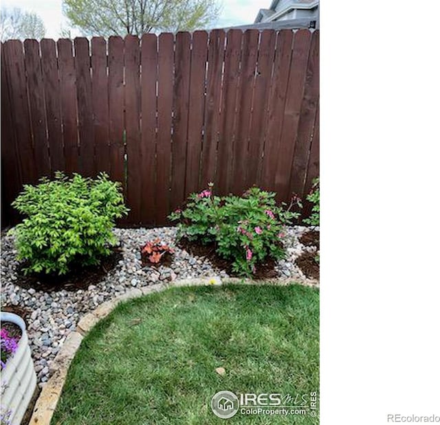 view of yard featuring fence